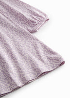 Lang-sleeved lyserød leopard dress for children with elastic in the sleeves and a snap closure at the back.